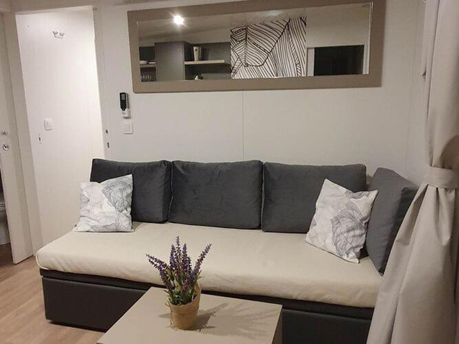 Hébergement de vacances Mobile Homes Karlo & Dino - Two Bedroom Mobile With Terrace *